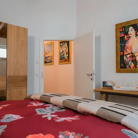 Golf Apartment *